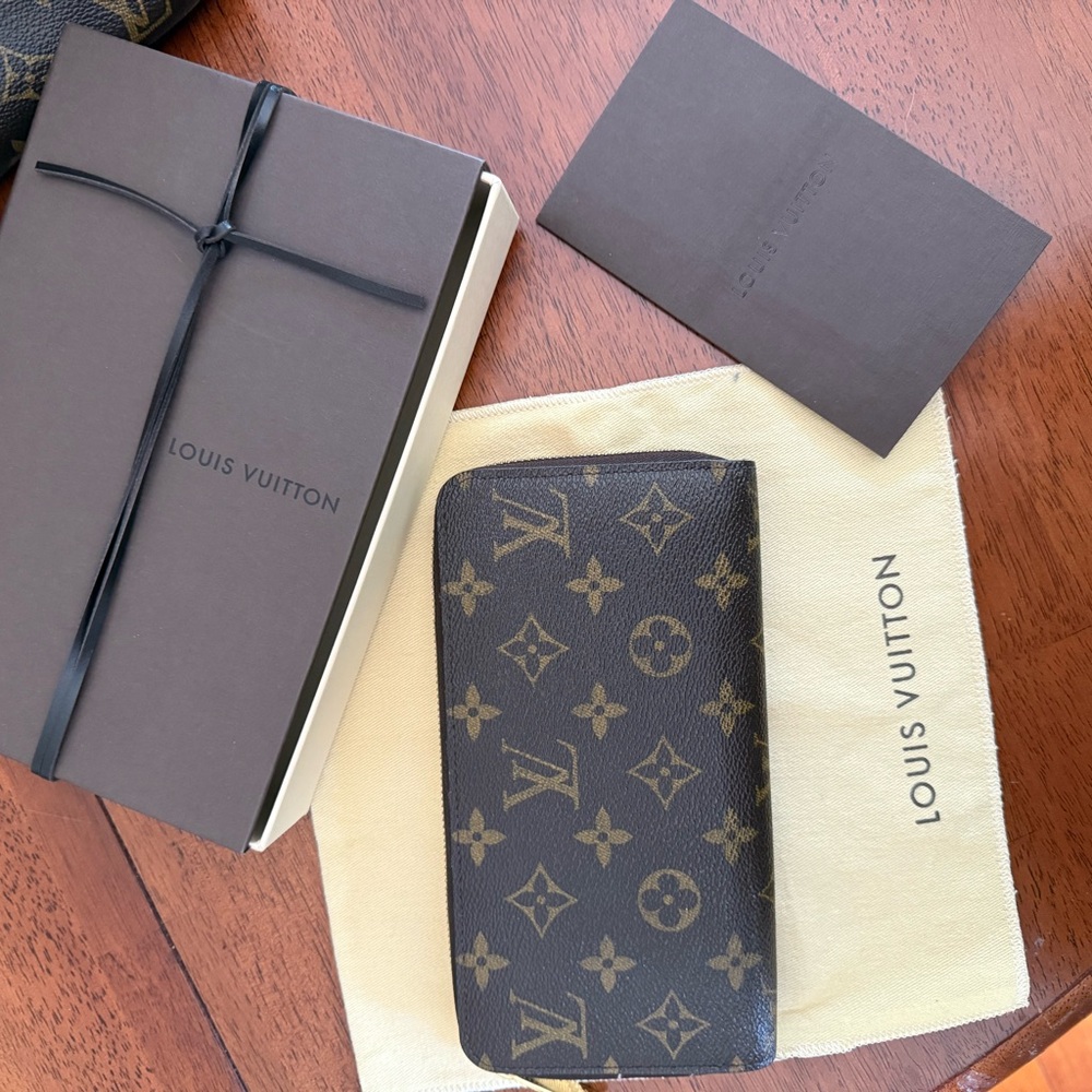Louis Vuitton Black and Brown Key Card Holder Monogram